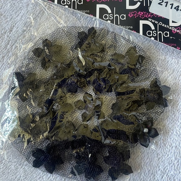 Dasha Designs - Net Bun Cover scattered w/ribbon flowers centered with a pearl - Picture 5 of 6